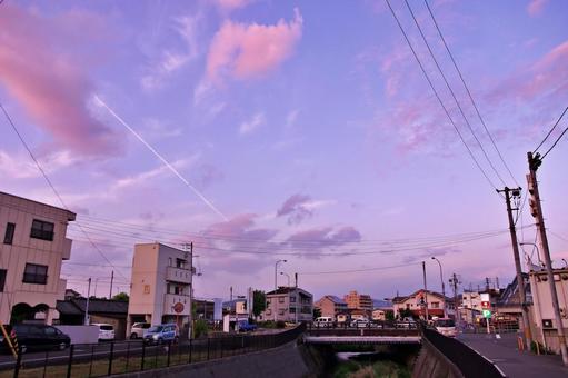 松山市郊外のたそがれの町角風景 町並み,家並み,宮前川の写真素材