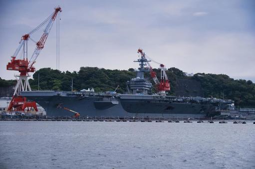横須賀港に停泊している船 横須賀港,船,最先端の写真素材