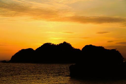 堂ヶ島の向こうに見える綺麗な夕陽 堂ヶ島の向こうに見える綺麗な夕陽 綺麗な夕陽,夕陽,落陽の写真素材