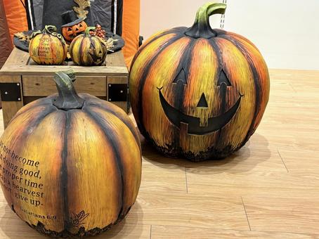 大きなかぼちゃの存在感あるハロウィン装飾 大きなかぼちゃの存在感あるハロウィン装飾 ジャックオランタン,飾り付け,秋イベントの写真素材