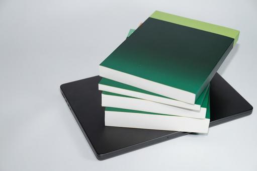 ノートパソコンと積まれた本 本,ノートパソコン,学習の写真素材