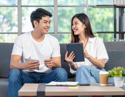 オープンスペースで打ち合わせの写真