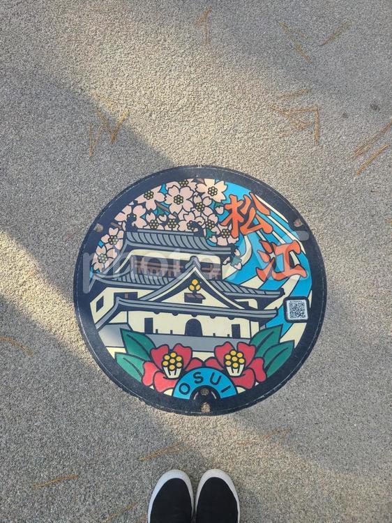 松江城と桜のご当地マンホール 松江,松江城,島根県の写真素材