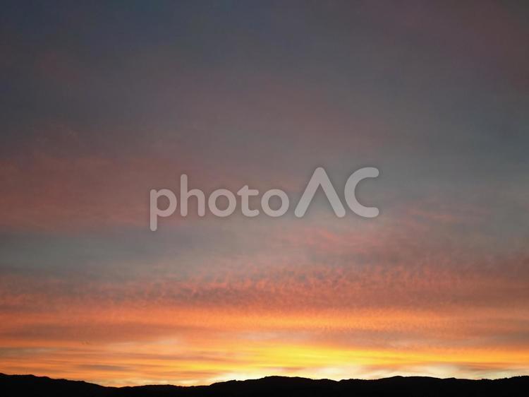 夕暮れの空 夕方,山,空の写真素材