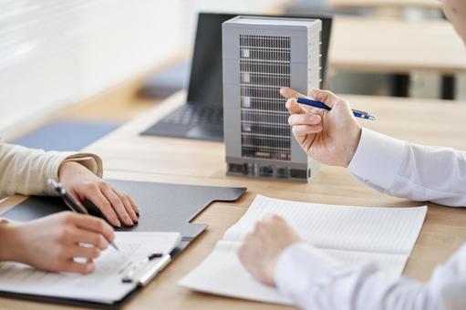 Real estate agent having a meeting for real estate development, JPG Real estate agent having a meeting for real estate development, desarrollo inmobiliario, agente de bienes raíces, las instalaciones de negocios, JPG