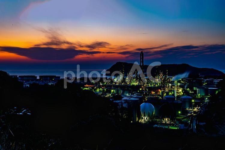 夕焼けと工場 夕焼け,雲,シルエットの写真素材