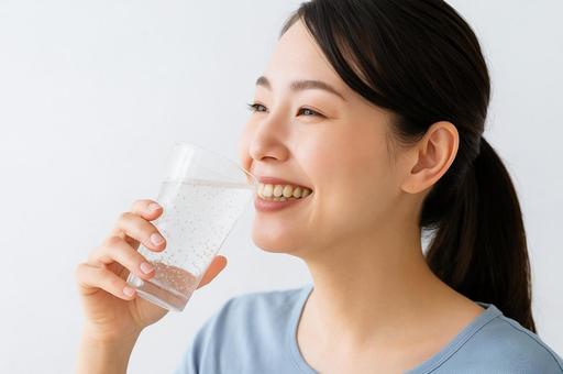 炭酸水を笑顔で飲む人 炭酸水を笑顔で飲む人の写真