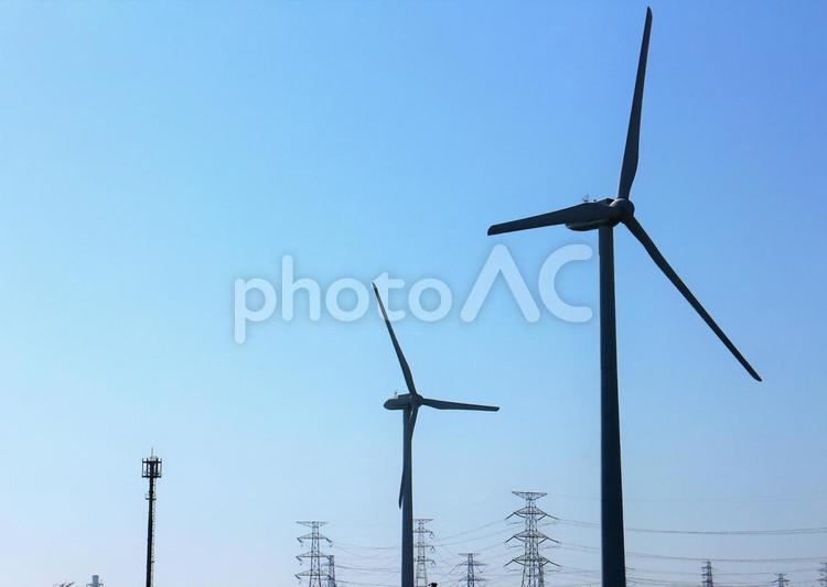 風力発電機と送電塔が見える風景 風力発電機,風力発電,プロペラの写真素材