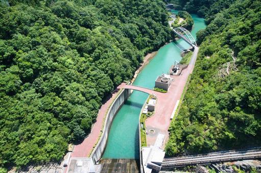 ダム直下・緑の渓谷 ダム直下・緑の渓谷 コンクリート,宮ケ瀬ダム,神奈川の写真素材