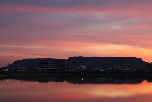 ９月下旬の高松市野田池からの屋島の朝焼け 屋島,朝焼け,早朝の写真素材