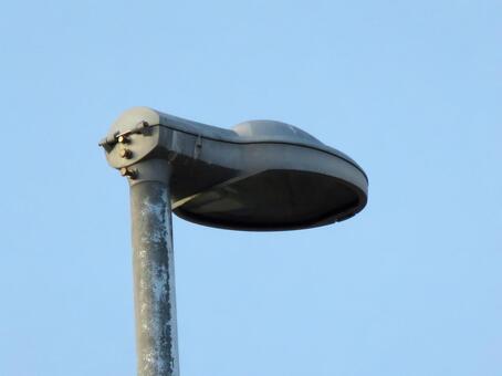 郊外の車道脇に立つ古びた街灯 街灯,明かり,ライトの写真素材