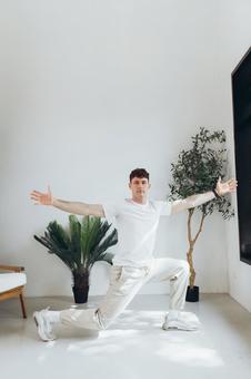 ヨガの戦士のポーズをするカメラ目線の男性 男性,外国人,欧米人の写真素材