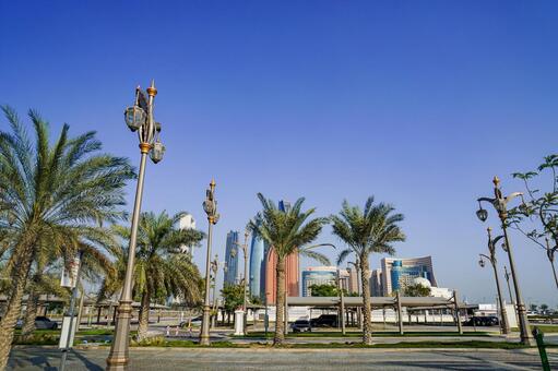 アブダビ街路と高層群 アブダビ,uae,パームツリーの写真素材