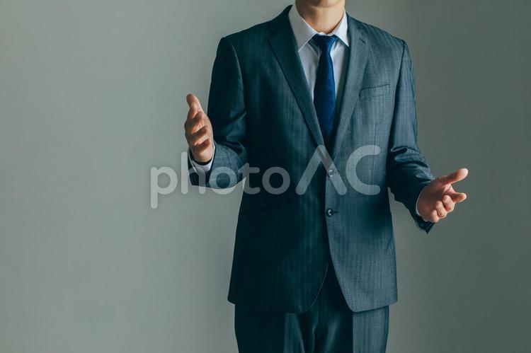 説明するビジネスマン スタジオ撮影,セールスマン,スマホの写真素材