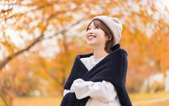 秋の紅葉とニット帽を被った笑顔の女性 秋の紅葉とニット帽を被った笑顔の女性 女性,秋,紅葉の写真素材
