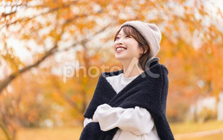 秋の紅葉とニット帽を被った笑顔の女性 女性,秋,紅葉の写真素材