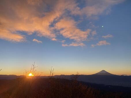 朝焼けに染まる雲と初日の出 朝焼け,日の出,初日の出の写真素材