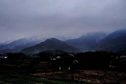 <五島の風景>梅雨で霧が降りた山間の農村 <五島の風景>梅雨で霧が降りた山間の農村の写真