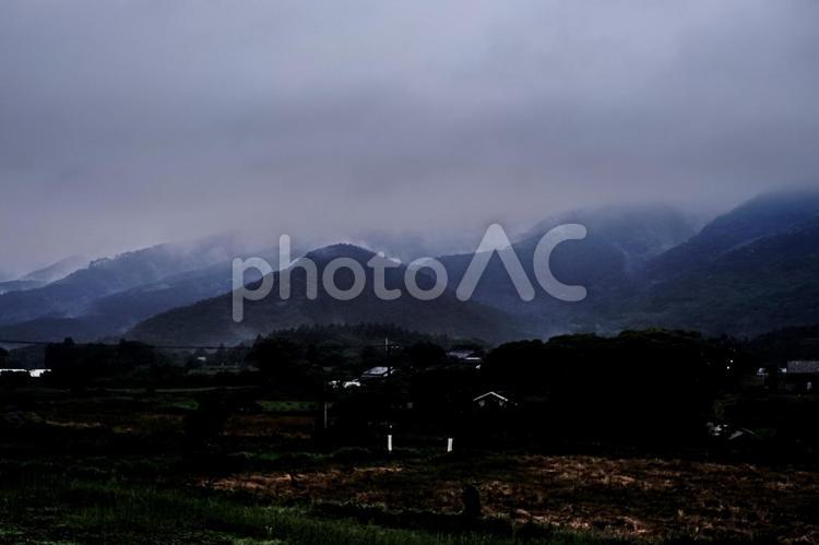＜五島の風景＞梅雨で霧が降りた山間の農村 畑,農地,街並みの写真素材