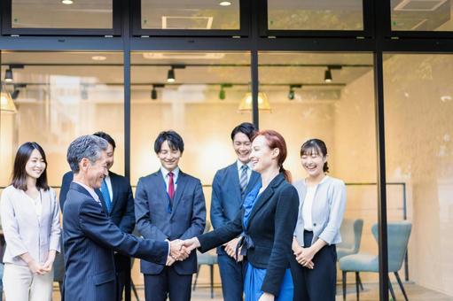 オフィスで働くビジネスパーソン オフィスで働くビジネスパーソン クリエイティブ,キャリア,シェアオフィスの写真素材