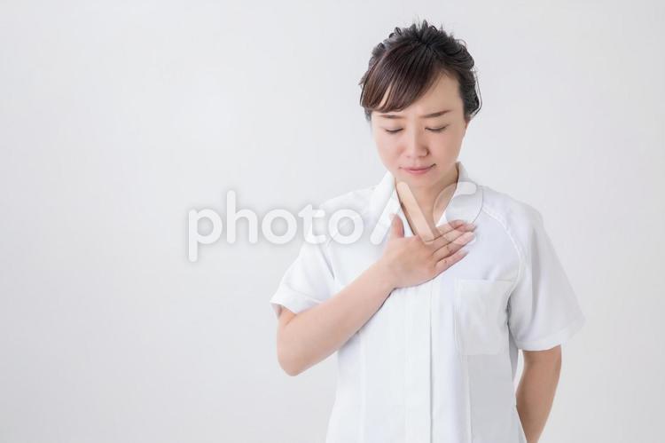 心臓をおさえる白衣の女性 心臓,肺,看護師の写真素材