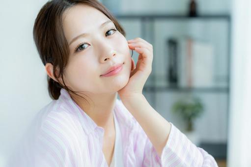 部屋でリラックスする女性 部屋でリラックスする女性 美容,笑顔,ポートレートの写真素材