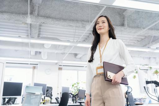 オフィスカジュアルの若い女性エンジニア オフィスカジュアルの若い女性エンジニア ビジネス,女性,オフィスの写真素材