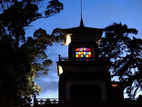 金沢 尾山神社のステンドグラスと三日月 金沢 尾山神社のステンドグラスと三日月 尾山神社,三日月,人気スポットの写真素材