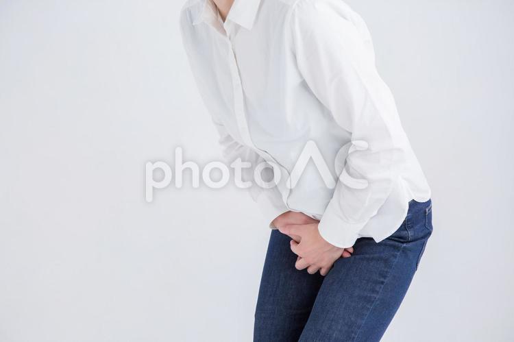 股をおさえる人 膀胱炎,腹痛,失禁の写真素材