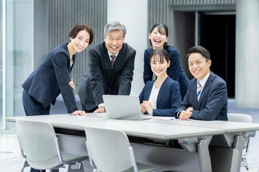 打ち合わせするビジネスパーソン 打ち合わせするビジネスパーソン ミーティング,笑顔,チームワークの写真素材