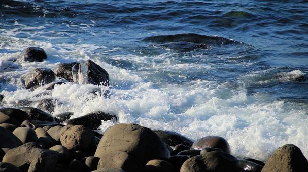 晩秋の御浜岬の海岸に打ち寄せる波 海,晩秋,白波の写真素材