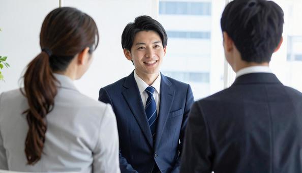 就職面接を受ける就活生の後ろ姿と面接官の写真