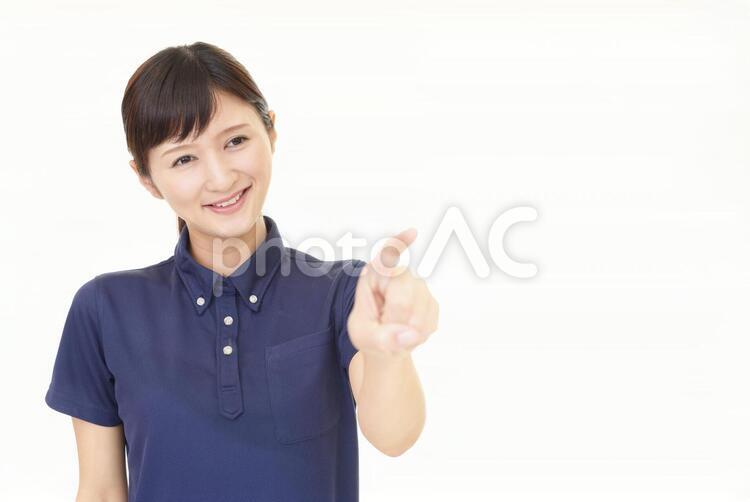 指示する笑顔の女性 女性,女,笑顔の写真素材