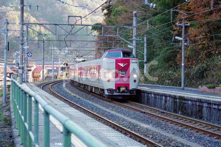 JR伯備線の生山駅に入線する特急やくも jr西日本,jr伯備線,伯備線の写真素材