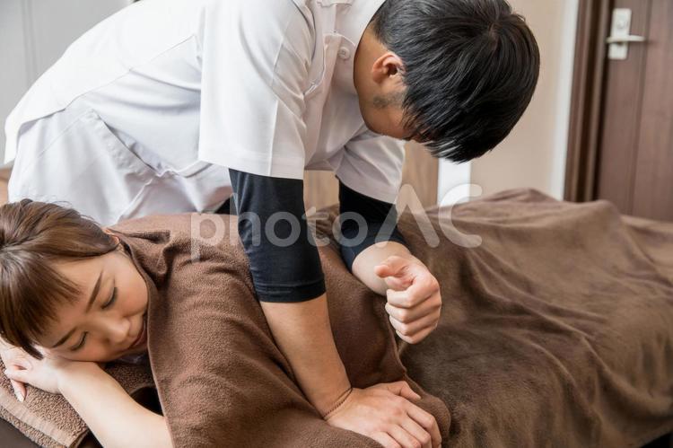 整体を受ける女性（腰） 整体,腰,骨盤矯正の写真素材