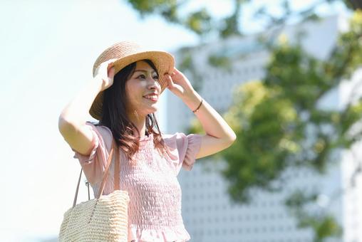 麦わら帽子を被った若い笑顔のアジア人女性 麦わら帽子を被った若い笑顔のアジア人女性の写真