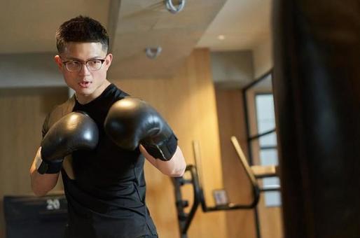 Asian man holding in front of a punching bag, кикбоксинг, бокс, размер коробки, JPG