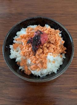 政府備蓄米に鮭フレークとかつお梅の茶碗飯 政府備蓄米に鮭フレークとかつお梅の茶碗飯の写真