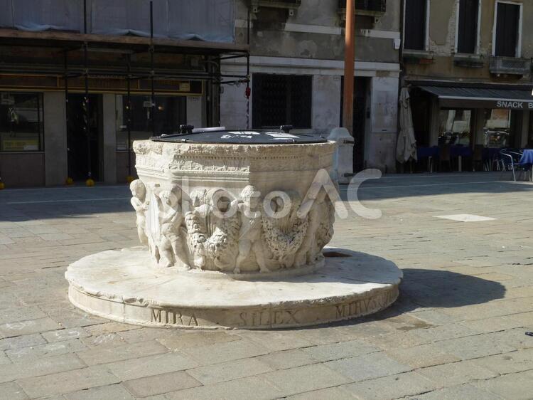 ベネチア　市街地の井戸 ヨーロッパ,イタリア,ベネチアの写真素材