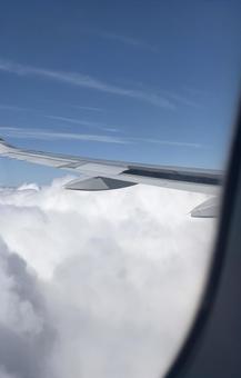 飛行機の窓から見た雲の上 飛行機の窓から見た雲の上の写真
