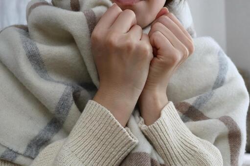 マフラーを巻いた寒そうな女性 マフラー,寒い,女性の写真素材