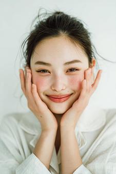 見る人を癒すような女性の微笑み 見る人を癒すような女性の微笑みの写真