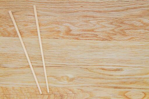 木目背景に置かれたシンプルな割り箸 割り箸,箸,木目の写真素材