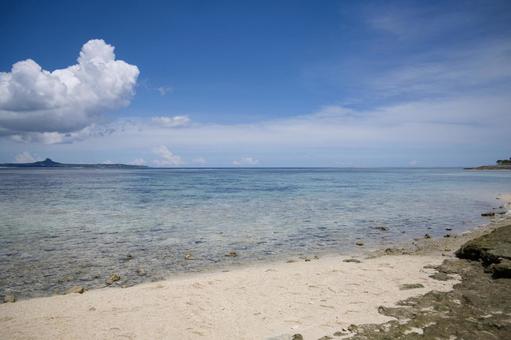 沖縄の浜辺と海と空 沖縄の浜辺と海と空の写真