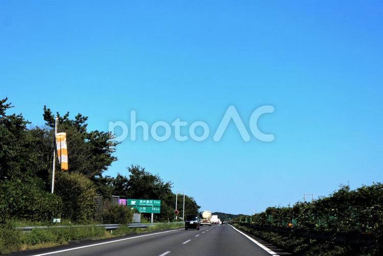 真っ青な秋空と吹き流しのある高速道路 吹き流し,ブルー,水色の写真素材