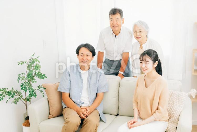 ソファに座る家族（話す） 家族,親子,ファミリーの写真素材