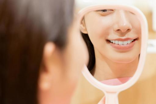 手鏡で歯を確認する女性 女性,歯,鏡の写真素材