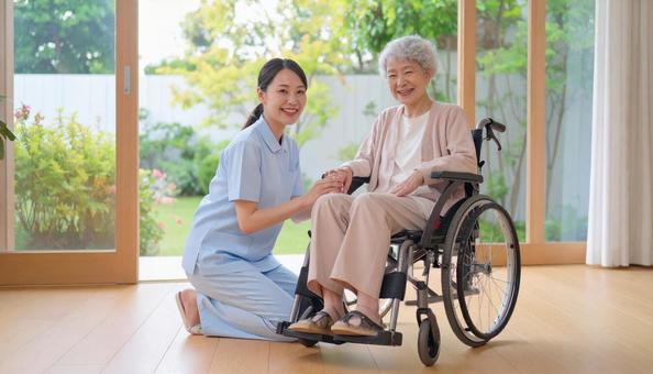 車椅子に乗った高齢女性と女性介護士 車椅子に乗った高齢女性と女性介護士の写真