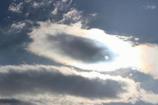 雲に覆われた太陽の写真
