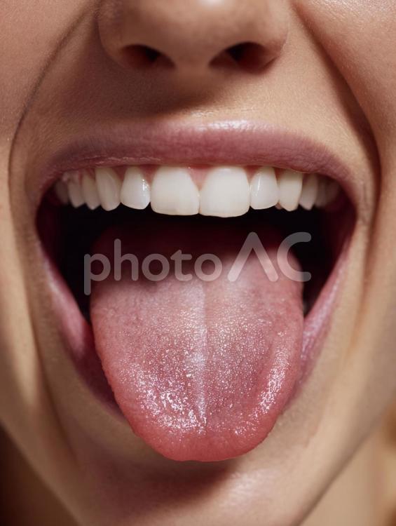 舌を出す女性の顔のアップ 舌,顔,表情の写真素材